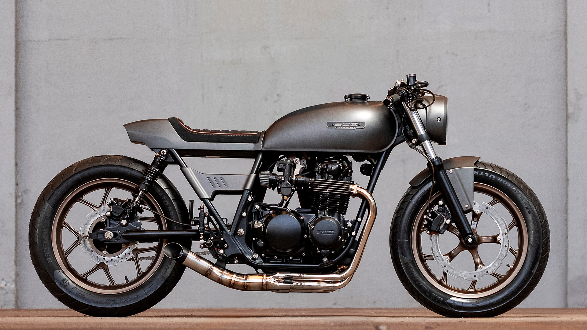 Motocicleta customizada pela Caffeine Custom