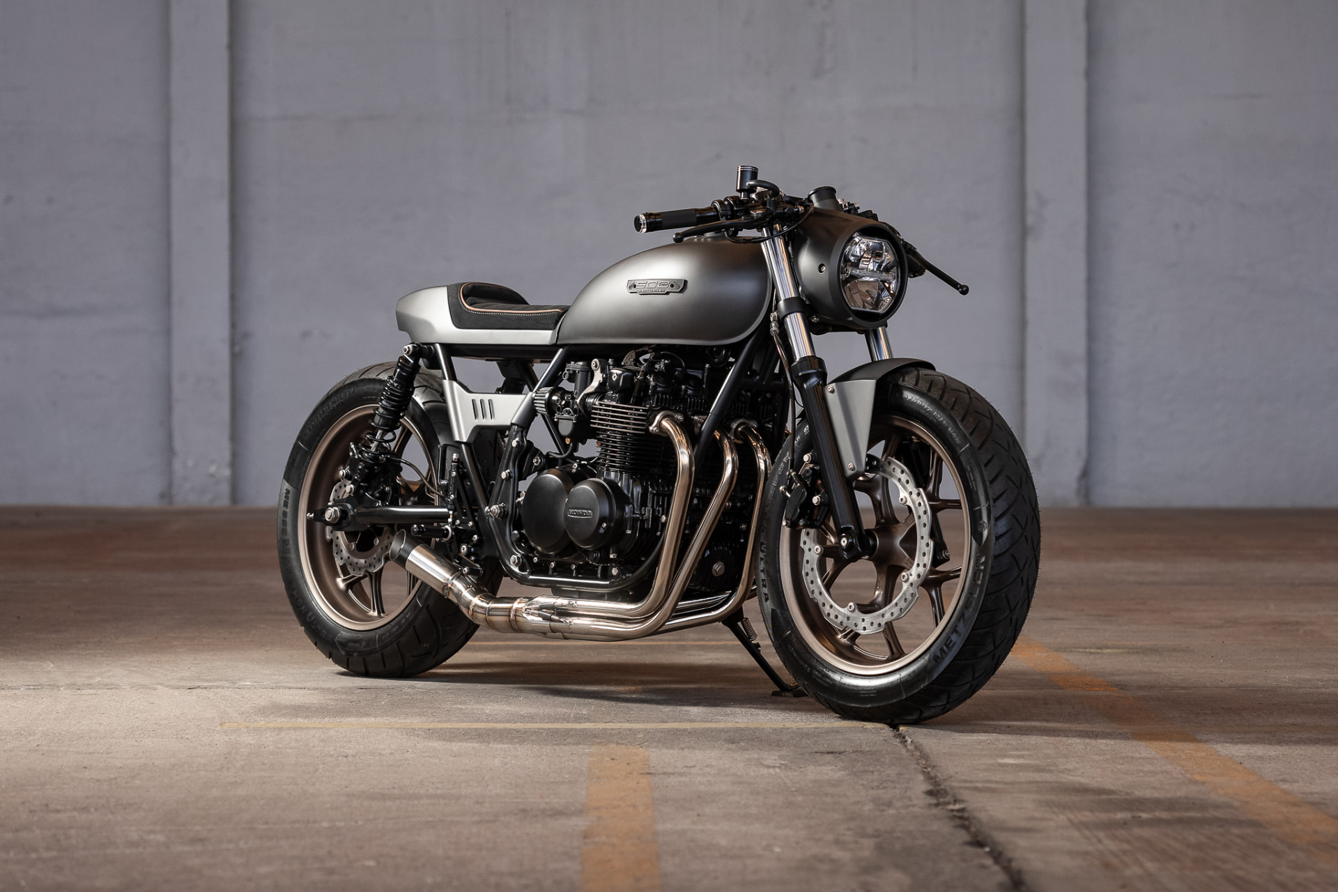 Motocicleta customizada pela Caffeine Custom
